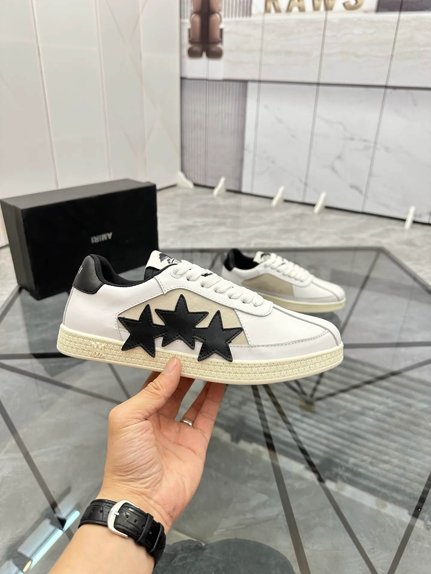 Men's shoes: 💰P420¥ Product trademark: AMIRI* "Amir*" low-top casual shoes Regular size: 38-45 (can be customized to 46) Product material: imported cowhide upper, breathable lining, original outsole. Number: 001